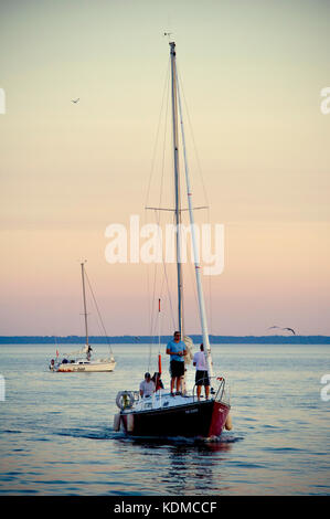 Yacht con vele verso il basso entrando in oakville marina sul lago Ontario Foto Stock