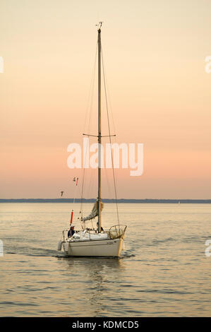 Yacht con vele verso il basso entrando in oakville marina sul lago Ontario Foto Stock