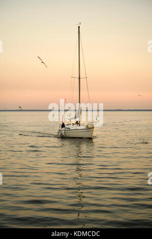 Yacht con vele verso il basso entrando in oakville marina sul lago Ontario Foto Stock