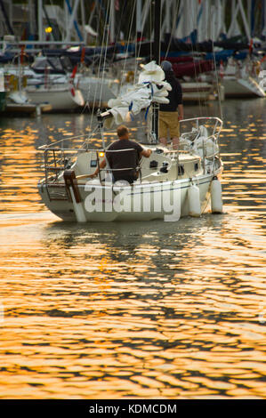 Yacht con vele verso il basso entrando in oakville marina sul lago Ontario Foto Stock