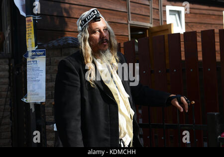 Un Ebreo Breslov uomo in stato di trance. Foto scattata a Uman, Ucraina. Foto Stock