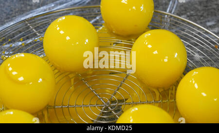 Preparazione artigianale di cioccolatini, vicino. fabbrica dolciaria. produzione dolciaria. pasticcini, marshmallows, dolci. donne cuocere torte. pasticceri fare dessert Foto Stock