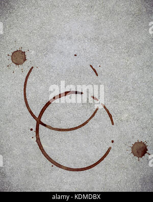 Sfondo di bevande e caffè menu design . anello di caffè su calcestruzzo sfondo . macchie di caffè su grunge sfondo concreto con spazio copia la piana Foto Stock