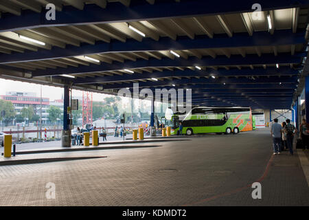 Popolo tedesco e straniero passeggeri attendere e a piedi a Mannheim stazione degli autobus vicino a Mannheim stazione ferroviaria su agosto 29, 2017 a Mannheim, Germania Foto Stock