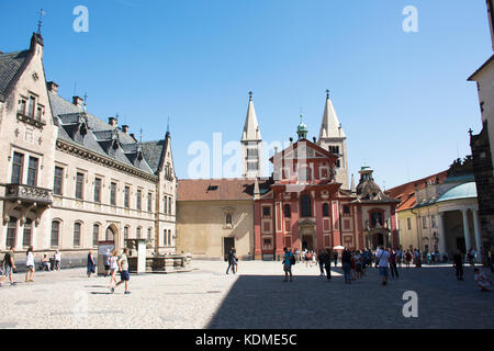 Cechia popolo straniero e viaggiatori in visita a piedi e viaggi st. george basilica all interno del castello di Praga il 31 agosto 2017 a Praga, Repubblica ceca repu Foto Stock