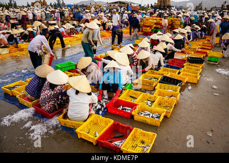 Un tradizionale mercato del pesce sulla spiaggia in tempo hai, Vung Tau, Vietnam. Questo mercato avviene solo in mattina presto. Foto Stock