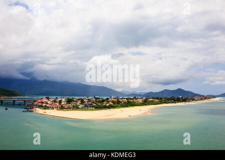 Lang co beach, provincia di hue, Viet Nam. lang co è un attraente isola-come tratto di palm ombreggiati di sabbia bianca, con una laguna turchese Foto Stock
