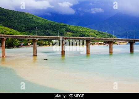 Lang co beach, provincia di hue, Viet Nam. lang co è un attraente isola-come tratto di palm ombreggiati di sabbia bianca, con una laguna turchese Foto Stock