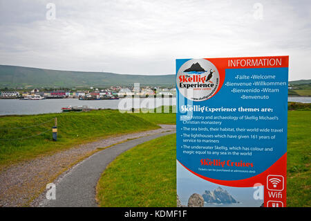 Portmagee come visto da di Skellig esperienza Visitor Center, Valentia Island, nella contea di Kerry, Irlanda Foto Stock