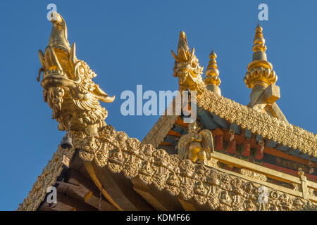 I draghi del tetto sul tempio di Jokhang, Lhasa, in Tibet, in Cina Foto Stock