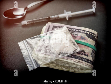 Sacchetto di droga lungo con alcune fatture del dollaro, immagine concettuale Foto Stock