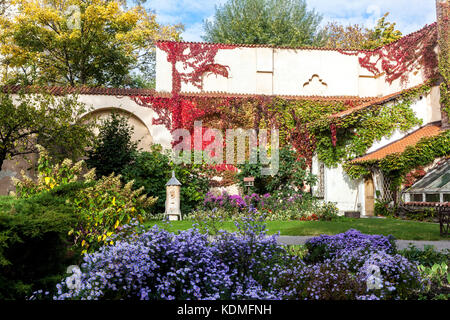 Autunno di Praga nei Giardini di Vojany, un tranquillo giardino nel cuore della città minore di Praga, Repubblica Ceca Foto Stock