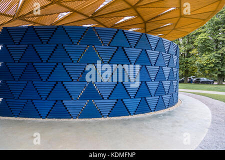 Serpentina Padiglione 2017, Kensington Gardens, Hyde Park Corner, Londra, progettato dal premiato architetto Diébédo Francis Kéré Foto Stock