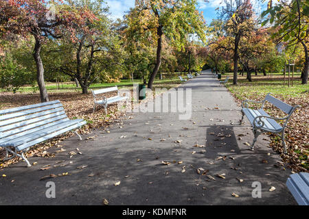 Autunno di Praga nei Giardini di Vojany, un tranquillo giardino nel cuore di Mala strana, Praga, parco delle panchine della Repubblica Ceca vuoto Foto Stock