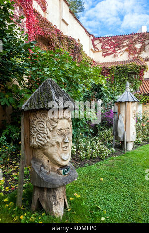 Autunno di Praga nei giardini di Vojany, un tranquillo giardino nel cuore di Mala strana, Praga, alveari della Repubblica Ceca Foto Stock