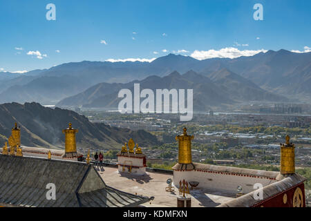 Vista di lhasa dal monastero di Drepung, Tibet, Cina Foto Stock