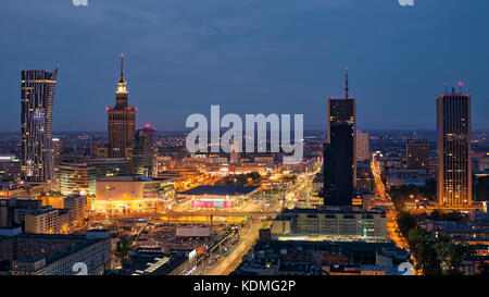 Vista aerea del centro cittadino di Varsavia di notte Foto Stock