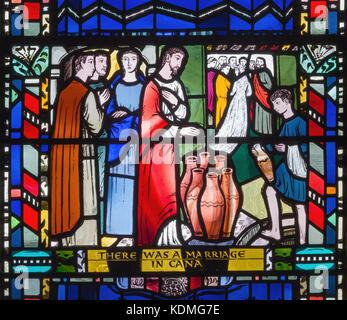 Londra, Gran Bretagna - 16 settembre 2017: il vetro macchiato di lui nozze di Cana nella chiesa st etheldreda da Charles blakeman (1953 - 1953). Foto Stock