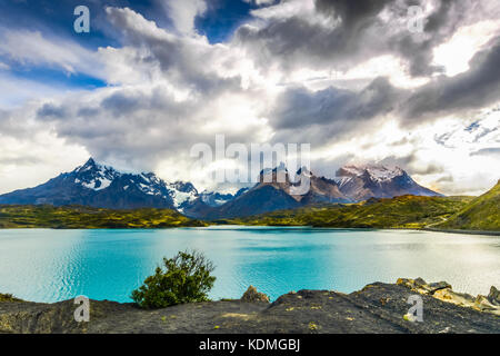 Torres del Paine oltre il lago Pehoe, Patagonia, Cile - Patagonia meridionale del campo di ghiaccio, Magellanes Regione del Sud America Foto Stock