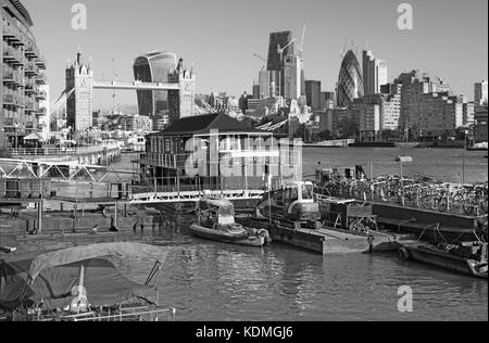 Londra - la torre sposa, navi e grattacieli di mattina. Foto Stock