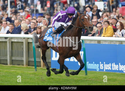 Kew Gardens guidato da Ryan Moore vince la gara di Zetland Stakes di Godolphin Flying Start durante il secondo giorno del Dubai Future Champions Festival presso l'ippodromo di Newmarket, Newmarket. Foto Stock