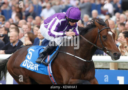 Kew Gardens guidato da Ryan Moore vince la gara di Zetland Stakes di Godolphin Flying Start durante il secondo giorno del Dubai Future Champions Festival presso l'ippodromo di Newmarket, Newmarket. Foto Stock