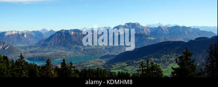 Il lago di Annecy, mont-Blanc, tournette paesaggio delle montagne, da semnoz vicino a Annecy, Savoia, Francia Foto Stock