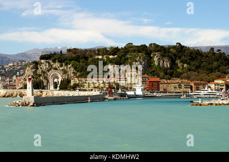 Bello il porto di entrata con vista sul "colline du chateau' Foto Stock