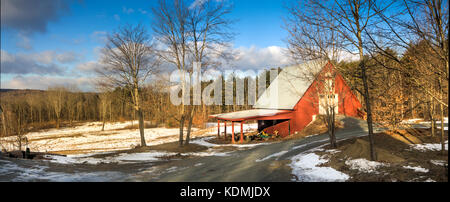 Red horse barn in winter with snow on the ground in Hartland, VT, USA. Foto Stock