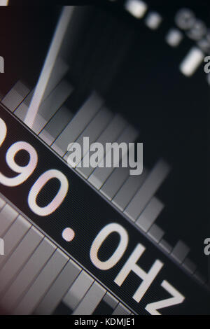 Equalizzatore audio con sintonizzatore digitale, primo piano macro Foto Stock