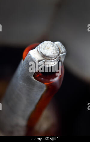 Close-up di caffè che fluisce fuori dal tubo di lancio di una moka pot Foto Stock