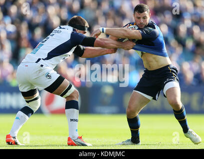 Robbie Henshaw di Leinster e Kelian Galletier di Montpellier durante l'European Champions Cup hanno disputato tre partite presso la RDS Arena di Dublino. Foto Stock