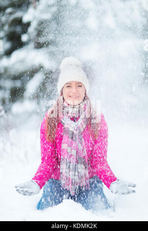 Felice inverno donne nel parco della neve e le luci di Natale Foto Stock