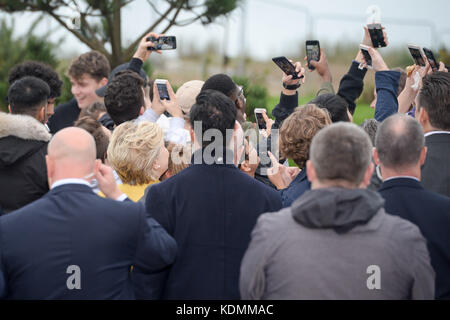 Hillary Clinton incontra i membri del pubblico per i selfie improvvisati di telefoni cellulari, in quanto riceve un dottorato onorario, presso l'Università di Swansea, in riconoscimento del suo impegno a promuovere i diritti delle famiglie e dei bambini in tutto il mondo, Un impegno condiviso dall'Osservatorio sui diritti umani dei bambini e dei giovani dell'Università di Swansea. Foto Stock