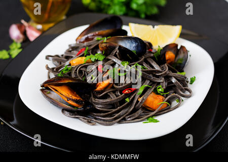 Spaghetti al nero di black piatti di pasta con le cozze su sfondo nero. mediterraneo delicatezza cibo