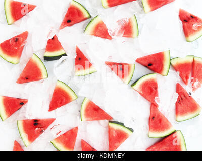Fette di cocomero su ghiaccio Foto Stock