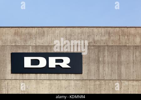 Aarhus, Danimarca - 8 novembre 2015: Logo DR sulla facciata degli studi radiofonici e televisivi di Aarhus Foto Stock