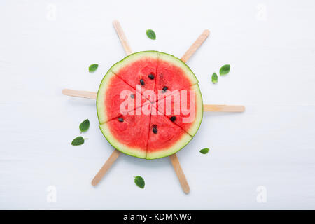 Fetta di anguria popsicles su sfondo bianco Foto Stock