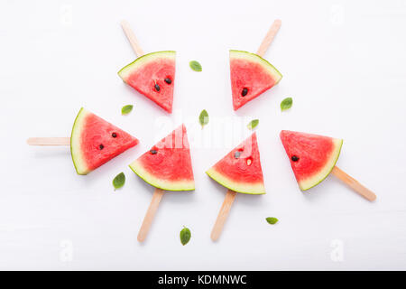 Fetta di anguria popsicles su sfondo bianco Foto Stock