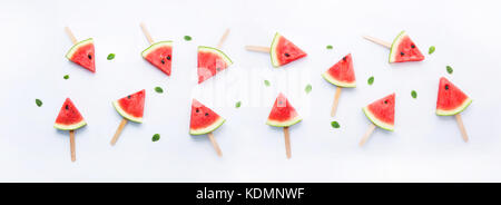 Fetta di anguria popsicles su sfondo bianco Foto Stock