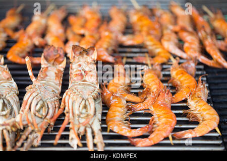 Freschi Scampi grandi gamberetti sul barbecue esterno Foto Stock