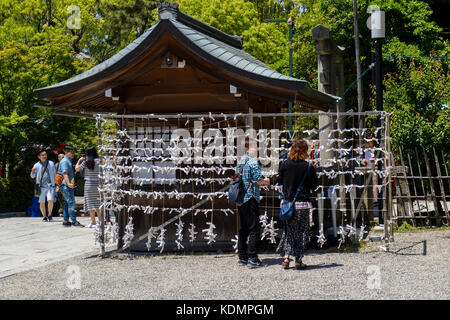 Kyoto, Giappone - 19 maggio 2017: o-mikuji fortune paper legata a un rack presso il yasaka jinja santuario in kyoto Foto Stock