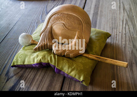 Kyoto, Giappone - 19 maggio 2017: tradizionale buddisti zen pesci di legno gong, mokugyo con un mazzuolo su un cuscino Foto Stock