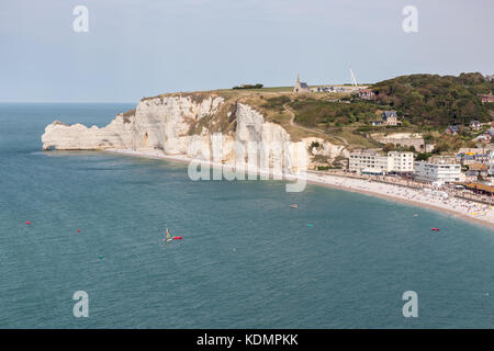 Località balneare di etretat circondata da scogliere calcaree in Normandia, Francia Foto Stock