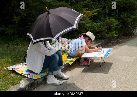 Kyoto, Giappone - 21 maggio 2017: il bambino è la pittura di kyoto giardino botanico di imparare la forma di fiori e piante Foto Stock