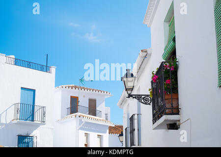 Frigiliana popolare è un giorno di viaggio per i visitatori delle località balneari della Costa del Sol in Spagna meridionale. È stato votato il villaggio più belli che ho Foto Stock