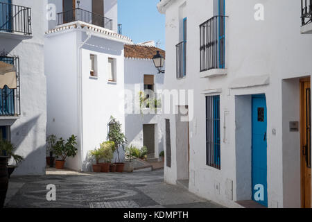 Frigiliana popolare è un giorno di viaggio per i visitatori delle località balneari della Costa del Sol in Spagna meridionale. È stato votato il villaggio più belli che ho Foto Stock