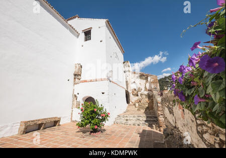 Salares vicino a Torrox e Competa, Andalusia, Spagna. Case bianche costruito dai mori compongono i graziosi villaggi bianchi vicino alla Costa del Sol Foto Stock