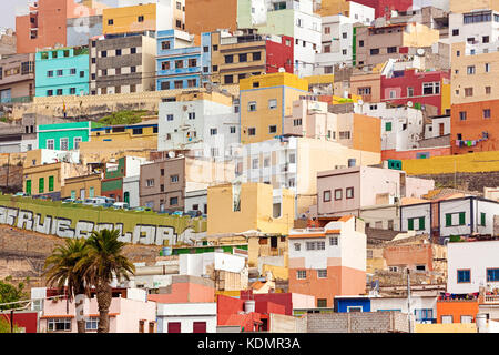 Case colorate in una zona residenziale su una collina a Las Palmas de Gran Canaria Foto Stock