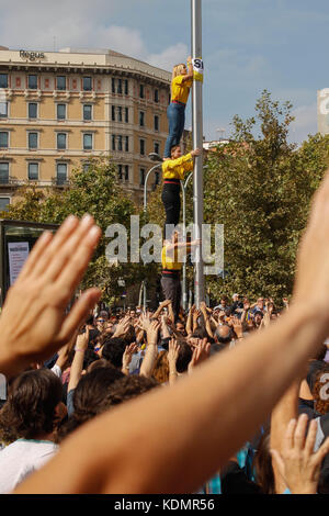 Barcellona, Spagna. 2 Ott 2017. Giorno dopo il referendum della Catalogna, gli studenti protestano contro la violenza della polizia. Foto Stock